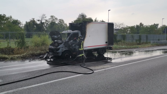 Camioncino in fiamme sulla Provinciale: strada chiusa dai Vigili del Fuoco