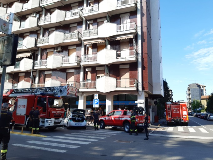 Pezzi di cemento si staccano dal palazzo e precipitano in strada