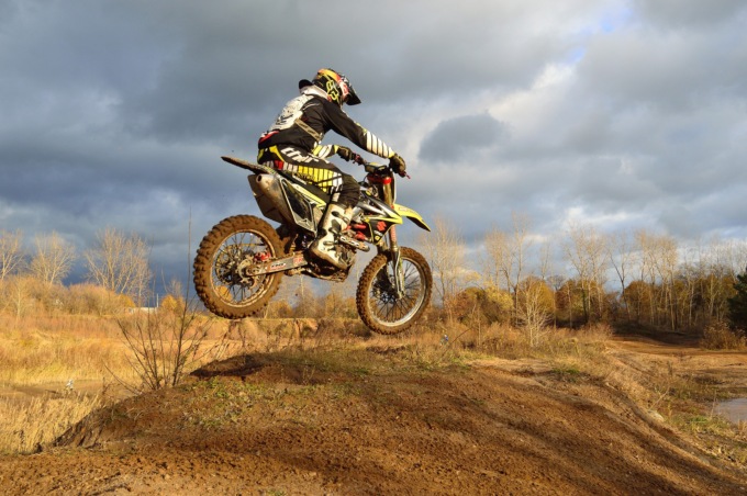 Motocross clandestino nel cantiere dell’autostrada: denunciati 14  giovanissimi