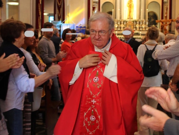 L’ultima processione in carrozzina, ora l’addio all’amato sacerdote