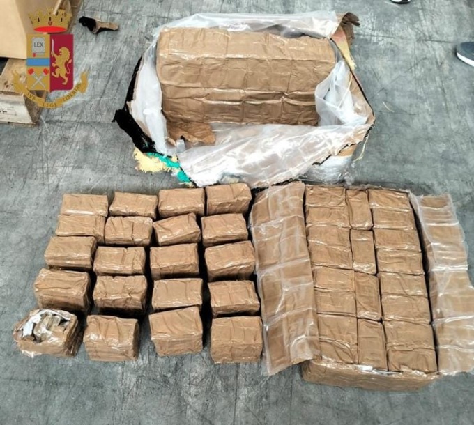 Mezza tonnellata di droga nel capannone: arrestato autotrasportatore