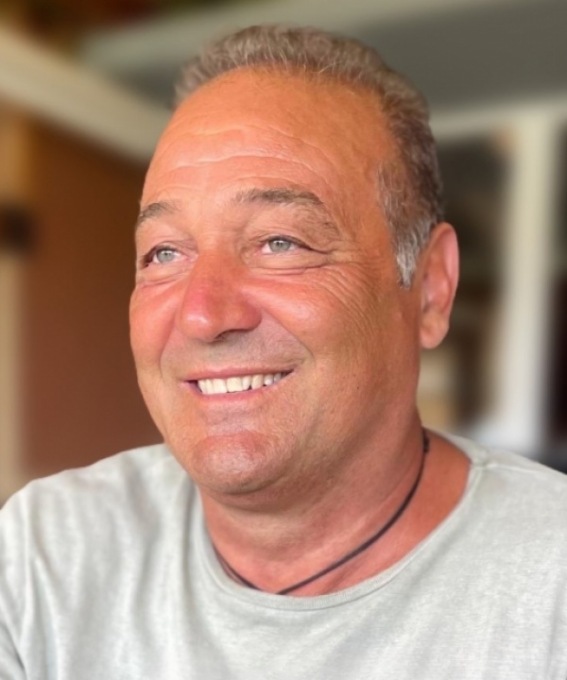 Attacco cardiaco mentre è in vacanza, lutto per un amato 58enne