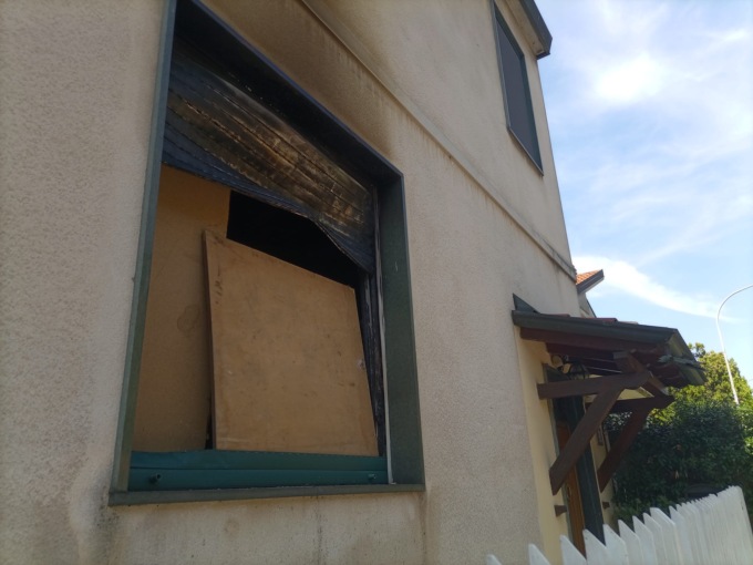 Cortocircuito di una lampada: 88enne muore nell’incendio di casa
