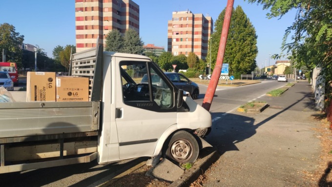 Ubriaco alla guida di un furgone abbatte un palo della luce: denunciato
