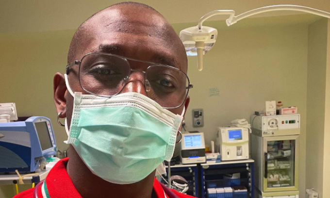 Insulti razzisti al medico di colore: “Un n***o che schifo, non toccarmi che mi attacchi le malattie”