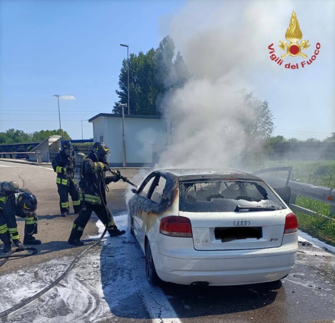 auto in fiamme in a4 a capriate