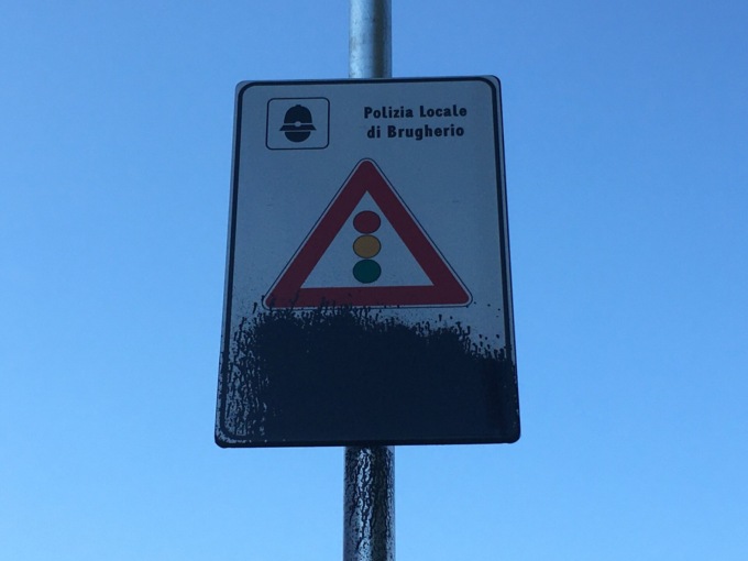 Vandali imbrattano con la vernice i nuovi semafori con le telecamere