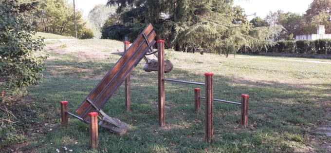 Vandali sradicano le panchine e le lanciano sulle attrezzature per il fitness