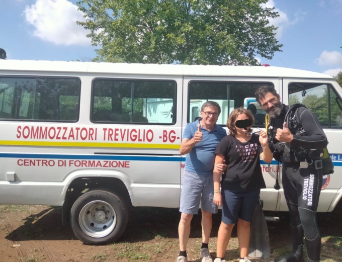 Va in canoa nel laghetto e perde i suoi occhiali speciali da 1.500 euro