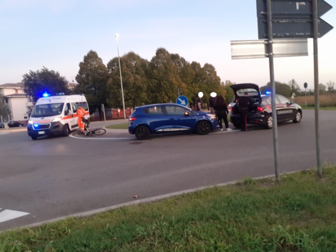 Scontro auto-bici sulla rotonda, ferito un 48enne