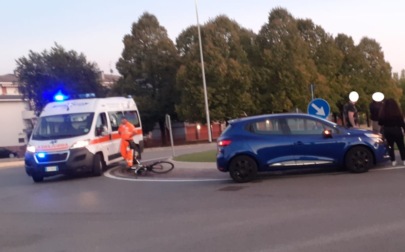 Scontro auto-bici sulla rotonda, ferito un 48enne