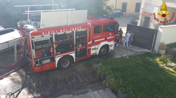 Tetto di un’abitazione in fiamme a Cambiago