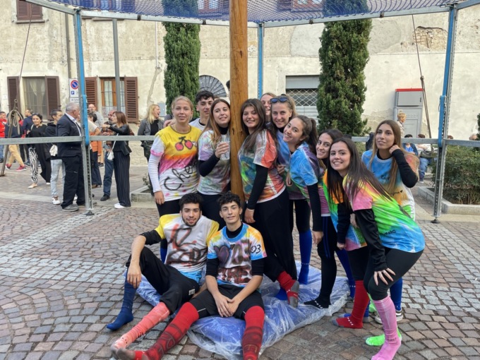 Giovani e determinati: i ragazzi della classe 2003 conquistano il palo della Cuccagna