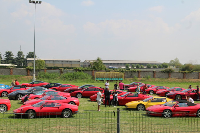 Le Ferrari sfilano per il Villaggio