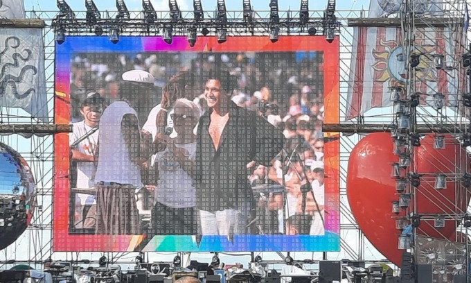 La prof sul palco del “Jova beach party” per il suo ex alunno Alberto
