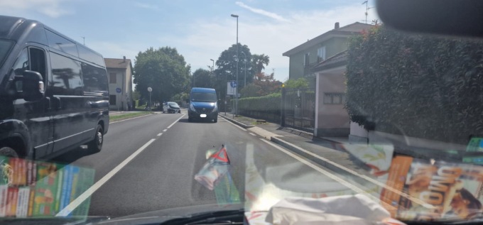 Scontro tra un’auto e un corriere espresso