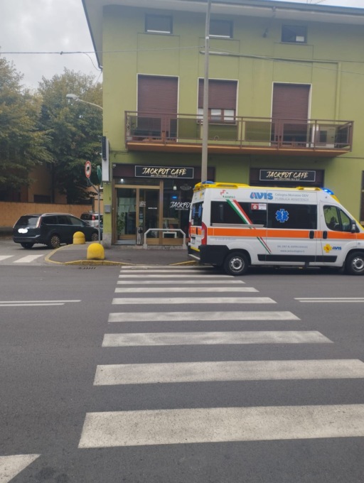 Pedone investito finisce in ospedale, indagini in corso per rintracciare l’investitore