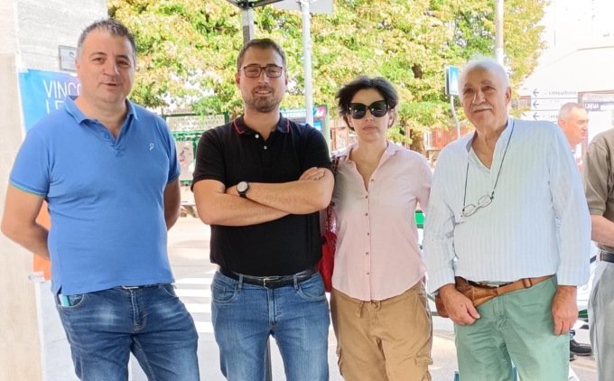 Banchetto del Partito Democratico vandalizzato da un passante
