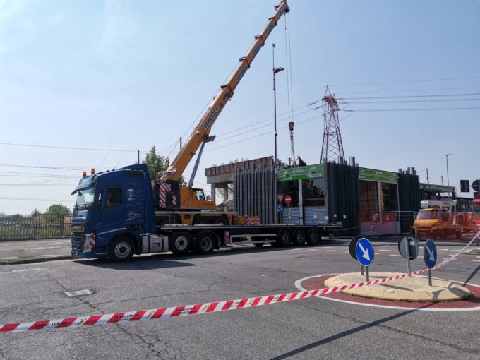 bussero autogru caduta sulla linea 2
