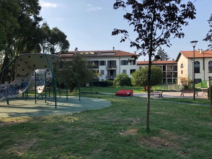 In mezzo al parco compare un divano abbandonato