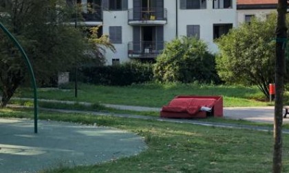 In mezzo al parco compare un divano abbandonato
