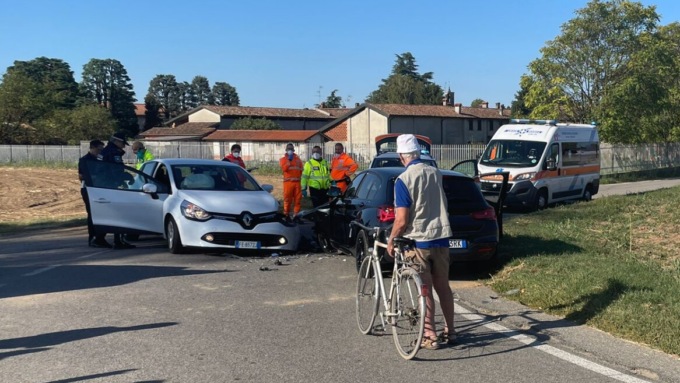 Incidente frontale a Truccazzano, due giovani in ospedale