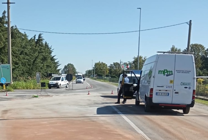 Scontro auto camion, Rivoltana invasa dal gasolio