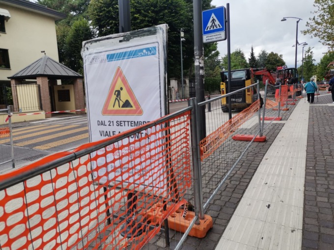 Manutenzione alla ciclabile davanti alla stazione della metrpolitana
