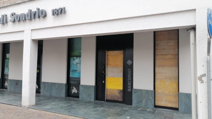 Assalto al Bancomat a Cernusco, lo fanno esplodere e scappano con i contanti