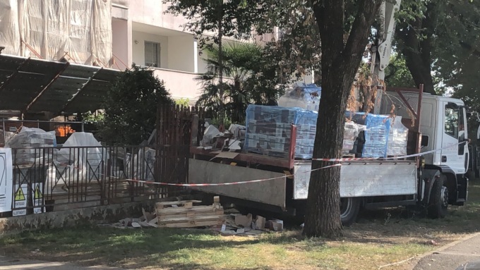 Autogru perde un bancale, travolto un operaio