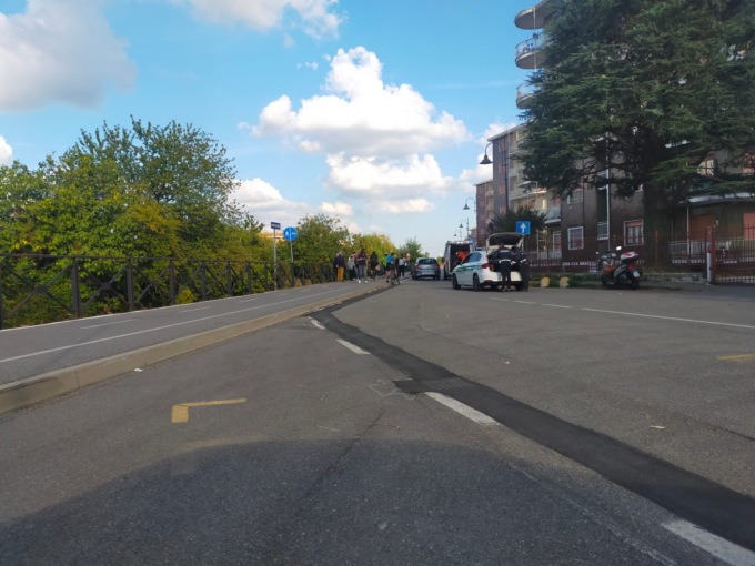Bicicletta contromano e frontale con un’auto