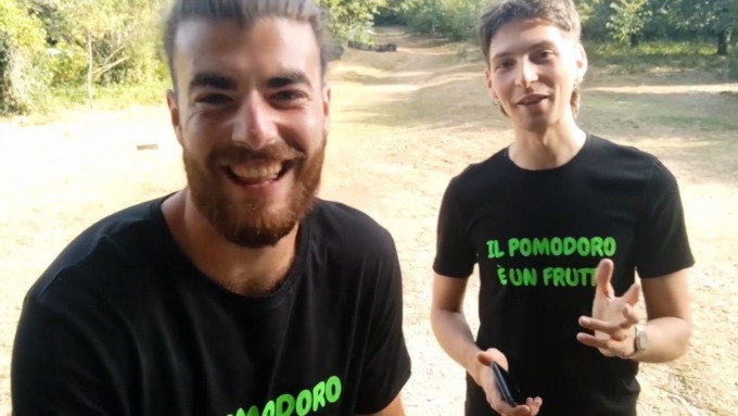 Fino a Milano in carriola, l’impresa “green” di due YouTubers