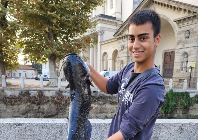 Gorgonzola Andrea Perego pesca un pesce siluro