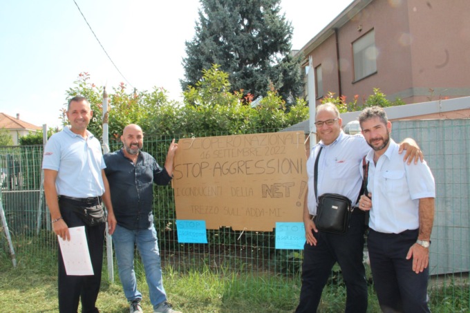 Protesta degli autisti contro le aggressioni davanti al deposito Atm