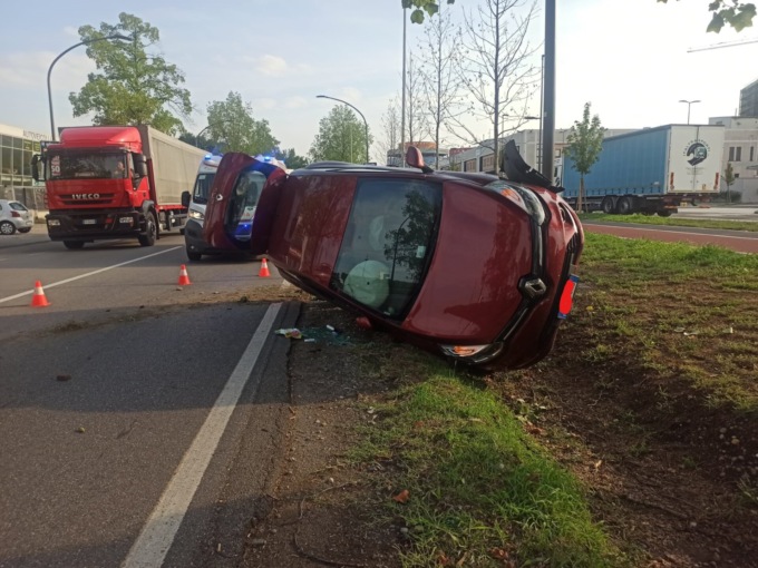 Incidente con ribaltamento, paura per una 57enne al volante