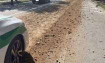 Perde terra e sassi dal cassone: camionista multato dalla Polizia Locale