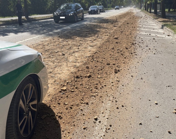 Perde terra e sassi dal cassone: camionista multato dalla Polizia Locale