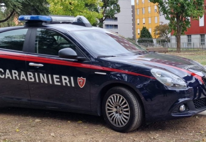 Bimba di tre anni da sola in un parco, denunciato per abbandono il padre