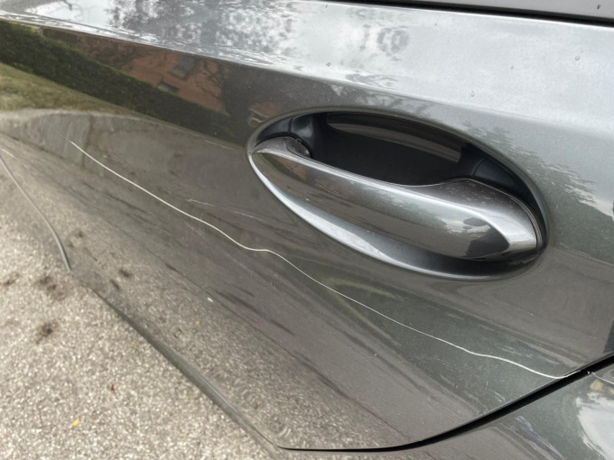 Vandali danneggiano l’auto di un consigliere comunale