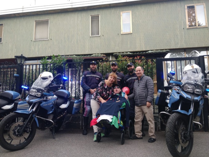 Un compleanno speciale per Emanuele: a fargli gli auguri anche la Polizia