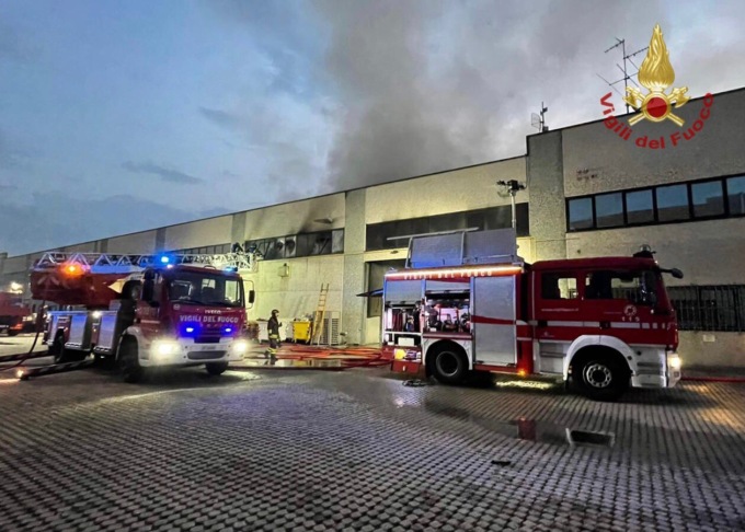 Incendio a Gessate, a fuoco un’azienda
