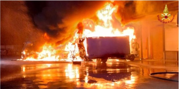 Camion in fiamme in una ditta, rogo domato dai pompieri