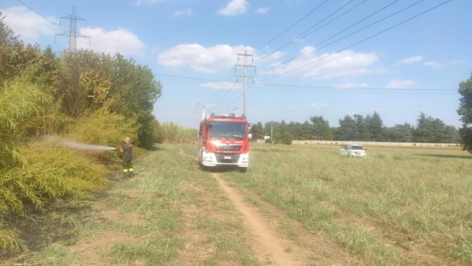 Incendio nei campi vicini al cimitero: intervengono pompieri e Polizia Locale