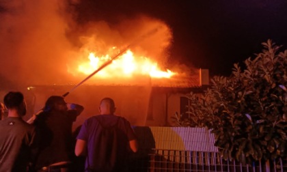 Vasto incendio distrugge il tetto di tre villette