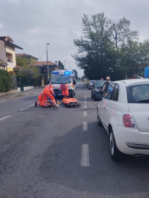 Apre la portiera e abbatte un ciclista: 72enne in ospedale