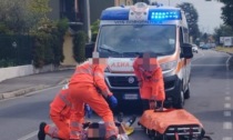 Apre la portiera e abbatte un ciclista: 72enne in ospedale