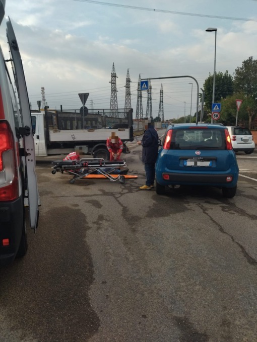 Ciclista investita, interviene anche l’automedica: traffico in tilt