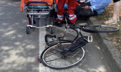 Cade dalla bicicletta, ferito un 32enne: finisce in ospedale