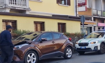 Scontro tra due auto sulla Padana, ambulanza e Polizia Locale