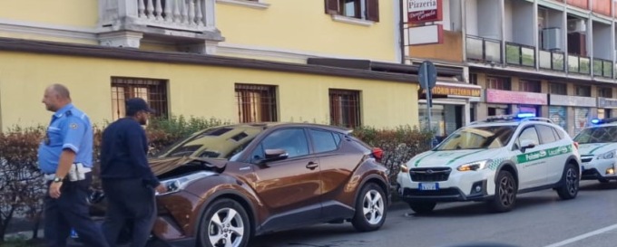 Scontro tra due auto sulla Padana, ambulanza e Polizia Locale